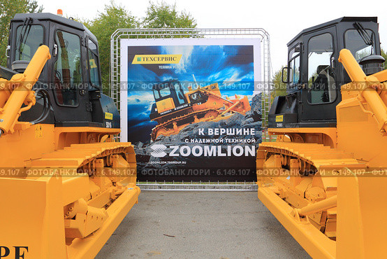 Тракторы Zoomlion (2013 год). Редакционное фото, фотограф Анатолий Матвейчук / Фотобанк Лори