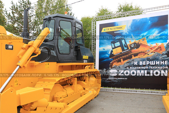Тракторы Zoomlion на выставке в Тюмени (2013 год). Редакционное фото, фотограф Анатолий Матвейчук / Фотобанк Лори