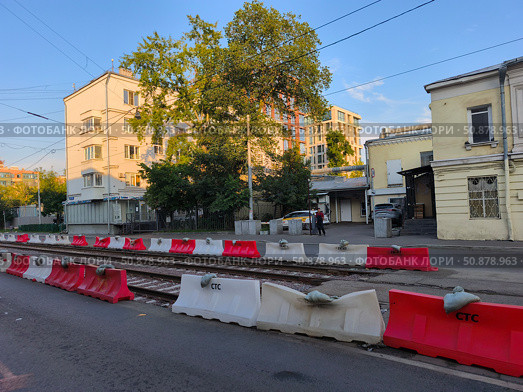 Трамвайные пути на городской улице в Москве. Редакционное фото, фотограф Мария Сергеева / Фотобанк Лори