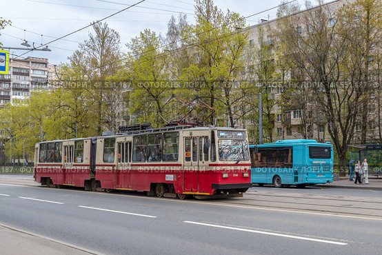 Трамвайный вагон 9 маршрута на проспекте Науки в городе Санкт-Петербурге. Модель ЛВС-86К. Редакционное фото, фотограф Румянцева Наталия / Фотобанк Лори