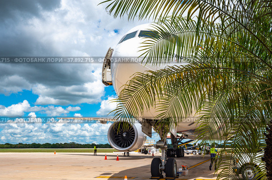 Transatlantic Boeing 777 in a parking lot in the Dominican Republic (2021 год). Редакционное фото, фотограф Дмитрий Брусков / Фотобанк Лори