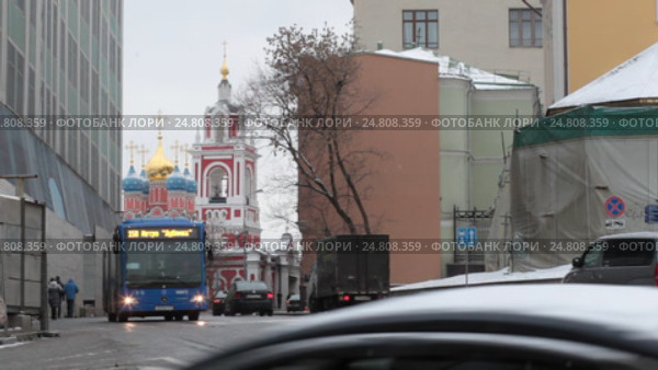 Транспорт двигается в разном направлении, улица Варварка, Москва (2017 год). Редакционное видео, видеограф Дмитрий Неумоин / Фотобанк Лори