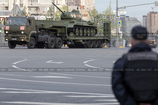 Транспортирование танка Т-34 периода Великой Отечественной войны на Красную площадь для проведения военного парада в ознаменование 78-летия Победы в Великой Отечественной войне 1941-1945 годов, в городе Москве, Россия (2023 год). Редакционное фото, фотограф Николай Винокуров / Фотобанк Лори