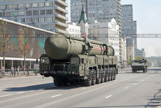 Транспортно-пусковой контейнер комплекса РС-24 "Ярс" и бронетранспортер БТР  К16 "Бумеранг" на Новом Арбате в Москве. Репетиция военного парада в честь Дня Победы (2019 год). Редакционное фото, фотограф Наталья Николаева / Фотобанк Лори