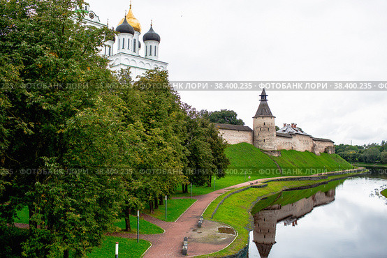 Travel in Russia. Pskov River. Pskov Kremlin. View of the Middle Tower and the temple. Sovetskaya (Golden) embankment. the city of Pskov. Russia. (2017 год). Редакционное фото, фотограф Photojuli / Фотобанк Лори