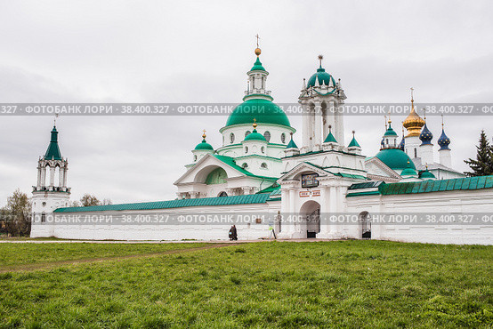 Travel to Russia. Spaso-Yakovlevsky Monastery on a cloudy day. Russia, Rostov Veliky, Yaroslavl region, golden ring. (2017 год). Редакционное фото, фотограф Photojuli / Фотобанк Лори