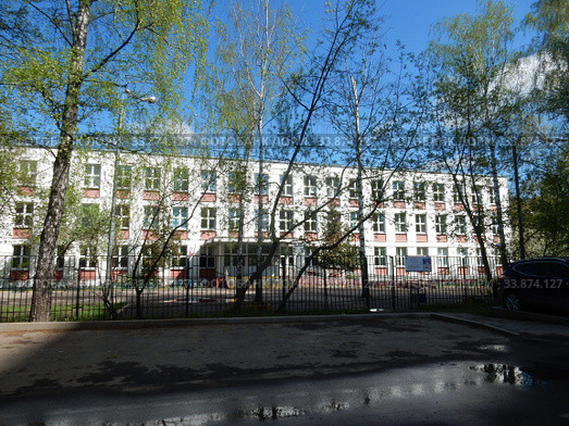 Трёхэтажное здание, построенное в 1969 году. Школа № 1352 (бывшая школа № 766). Байкальская улица, 44. Район Гольяново. Город Москва (2020 год). Стоковое фото, фотограф lana1501 / Фотобанк Лори