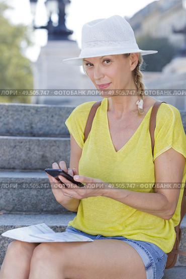 trendy attractive woman checking her phone. Стоковое фото, агентство Ingram Publishing / Фотобанк Лори
