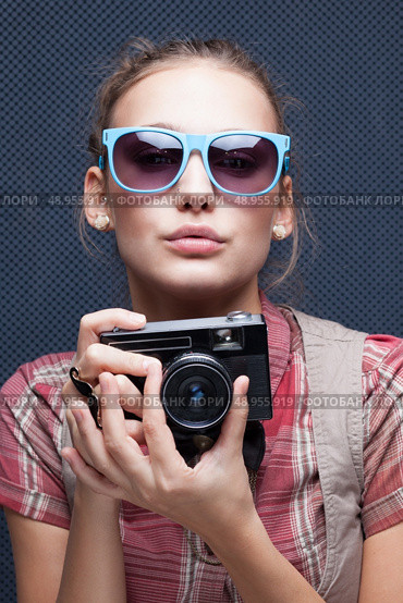 Trendy girl in glasses playing the ape with camera. Duckface. Pouting lips. Стоковое фото, агентство Ingram Publishing / Фотобанк Лори