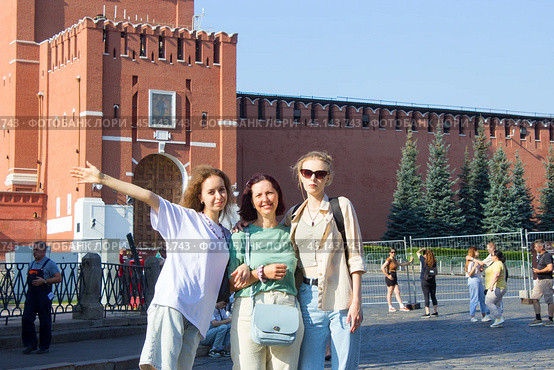 Три девушки на красной площади приехали по туристической путевке (2024 год). Редакционное фото, фотограф Роман Лукьянов / Фотобанк Лори