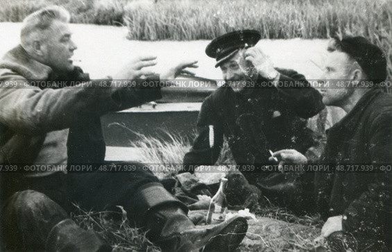 Три охотника у костра, 1960-е годы. Косплей на картину Перова «Охотники на привале» Стоковое фото, фотограф Retro / Фотобанк Лори