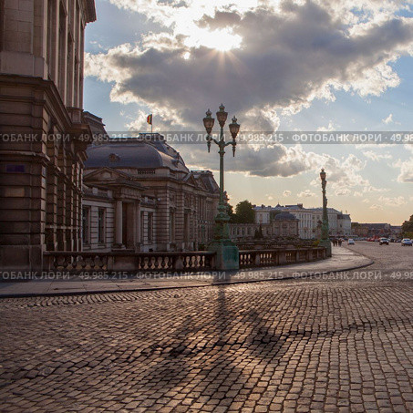 trihead lamps and copper street in place royale, Bruxelles, Belgium. trihead lamps and copper street in place royale. Стоковое фото, агентство Ingram Publishing / Фотобанк Лори