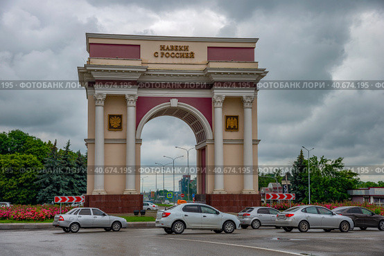 Триумфальная арка «Навеки с Россией». Нальчик (2023 год). Редакционное фото, фотограф Анна Карасева / Фотобанк Лори