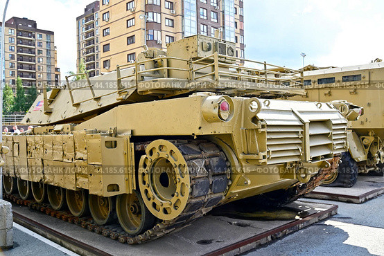 Трофейный американский танк M1A1SA «ABRAMS». Передвижная выставка трофейной техники НАТО "Сила v правде- гордость и победа". Город Тюмень (2024 год). Редакционное фото, фотограф Александр Тараканов / Фотобанк Лори