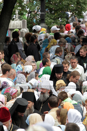 Троицa-Сергиевa Лаврa, священство благословляет ждущий народ (2014 год). Редакционное фото, фотограф Дмитрий Неумоин / Фотобанк Лори