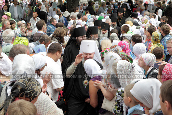 Троице-Сергиевa Лаврa, в день 700-летия преподобного Сергия Радонежского священство проходит сквозь толпу (2014 год). Редакционное фото, фотограф Дмитрий Неумоин / Фотобанк Лори