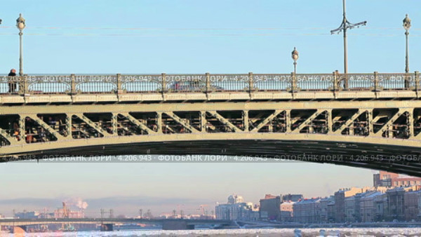 Троицкий мост в зимнее время года, Санкт-Петербург (2013 год). Стоковое видео, видеограф Кекяляйнен Андрей / Фотобанк Лори