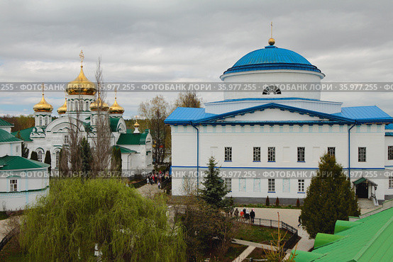Троицкий собор и собор Грузинской иконы Божией Матери (справа). Раифа, Татарстан, Россия (2021 год). Стоковое фото, фотограф Вадим Хомяков / Фотобанк Лори