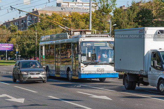 Троллейбус № 13 на улице Академика Королёва в Москве (2015 год). Редакционное фото, фотограф Алёшина Оксана / Фотобанк Лори