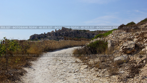 Тропа на утесах Дингли. Мальта. (Trail on the cliffs of Dingli. Malta.) (2018 год). Стоковое фото, фотограф Igor Bakirov / Фотобанк Лори