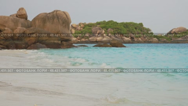 Tropical deserted white sand beach. Стоковое видео, видеограф Михаил Коханчиков / Фотобанк Лори
