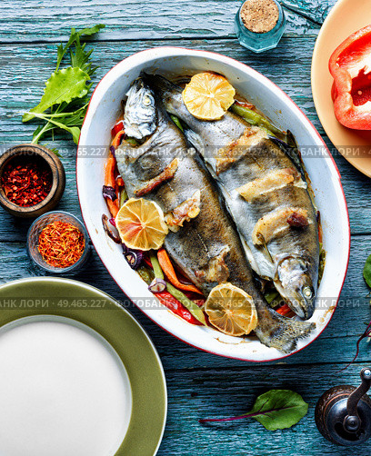 Trout with bacon baked in the oven.Fish with vegetables.Delicious roasted trout. Trout with bacon and vegetables. Стоковое фото, агентство Ingram Publishing / Фотобанк Лори