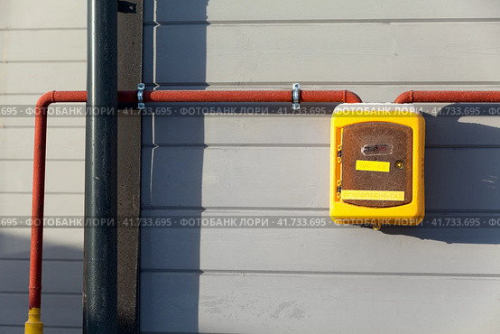 Трубопровод природного газа и ящик со счетчиком на фасаде дома. Стоковое фото, фотограф Кекяляйнен Андрей / Фотобанк Лори
