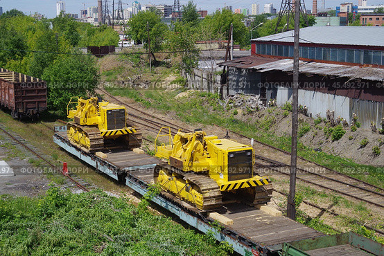 Трубоукладчики фирмы "Komatsu" на железнодорожных платформах. Станция Шарташ, Екатеринбург (2019 год). Редакционное фото, фотограф Алексей Иванов / Фотобанк Лори