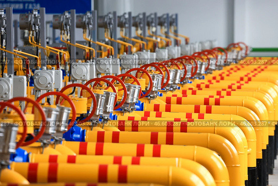 Трубы и вентили подземного хранилища газа. Стоковое фото, фотограф Александр Рюмин / ТАСС / Фотобанк Лори