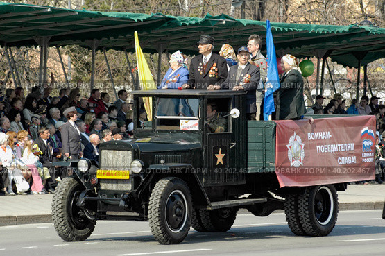 Truck with veterans of WW2 on parade (2006 год). Редакционное фото, фотограф Сергей Буторин / Фотобанк Лори