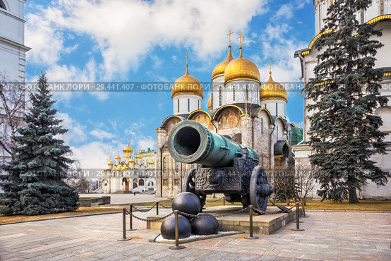 Царь-пушка в Московском Кремле и Успенский собор. Tsar Cannon in the Moscow Kremlin and the Assumption Cathedral (2014 год). Редакционное фото, фотограф Baturina Yuliya / Фотобанк Лори
