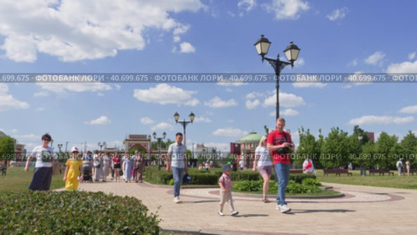 Царицынский парк, центральные ворота, гуляющие люди (2023 год). Редакционное видео, видеограф Сергей Никифоров-Гордеев / Фотобанк Лори