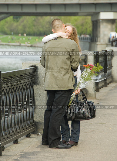 Целующаяся парочка на набережной Москвы-реки (2008 год). Редакционное фото, фотограф Эдуард Межерицкий / Фотобанк Лори
