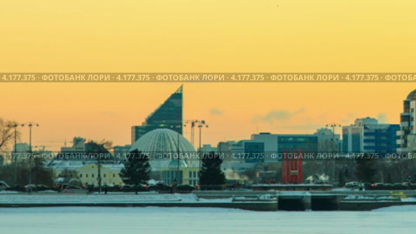Центральная набережная города Екатеринбурга. Таймлапс. Цирк (2012 год). Стоковое видео, видеограф Никита Майков / Фотобанк Лори