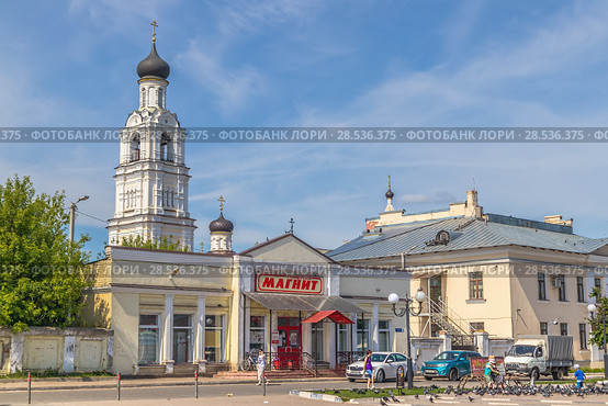Центральная площадь города Киржача Владимирской области. Отреставрированная колокольня церкви Всех Святых Свято-Благовещенского Киржачского женского монастыря (2018 год). Редакционное фото, фотограф Владимир Сергеев / Фотобанк Лори