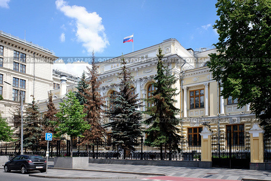Центральный Банк России на улице Неглинная в центре Москвы. Солнечный летний день. (2022 год). Стоковое фото, фотограф Александр Кузнецов / Фотобанк Лори