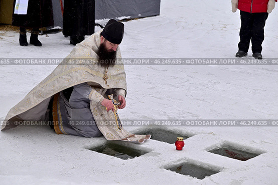 Церемония освящения воды. Обряд в Крещение. 19 января. Редакционное фото, фотограф Александр Тараканов / Фотобанк Лори