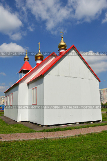 Церковь-часовня святого праведного отрока Артемия Веркольского в парке имени Артёма Боровика в Марьине в Москве (2016 год). Стоковое фото, фотограф lana1501 / Фотобанк Лори