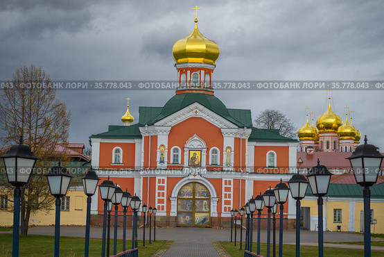Церковь Филиппа, митрополита Московского крупным планом сумрачным апрельскимднем.Валдайский Иверский Святоозерский монастырь. Новгородская область, Россия (2021 год). Стоковое фото, фотограф Виктор Карасев / Фотобанк Лори