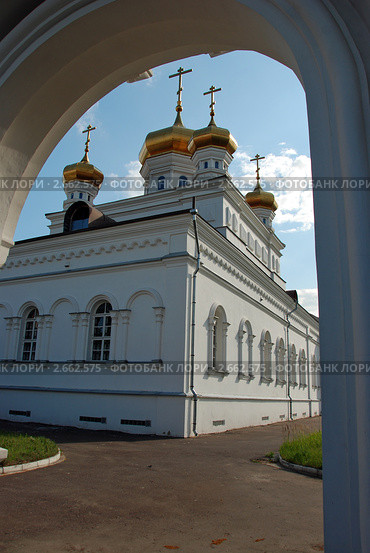 Церковь Георгия Победоносца в Егорьевске (старообрядческая). Вид через церковные ворота (2011 год). Стоковое фото, фотограф lana1501 / Фотобанк Лори