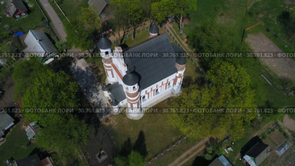 Церковь-крепость Рождества девы Марии солнечным апрельским днем (аэросъемка). Мурованка, Белоруссия (2019 год). Стоковое видео, видеограф Виктор Карасев / Фотобанк Лори
