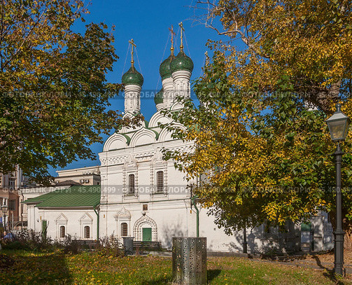 Церковь Михаила и Федора Черниговских под Бором в Москве. Редакционное фото, фотограф Владимир Чинин / Фотобанк Лори