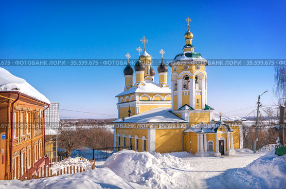 Церковь Николы Набережного и деревянный желтый дом в Муроме (2021 год). Стоковое фото, фотограф Baturina Yuliya / Фотобанк Лори