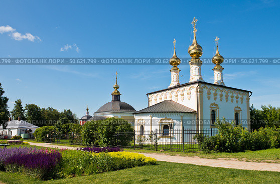 Церковь Параскевы Пятницы (Пятницкая церковь) и церковь Входа Господня в Иерусалим. Город Суздаль. Золотое Кольцо. Россия. Редакционное фото, фотограф E. O. / Фотобанк Лори