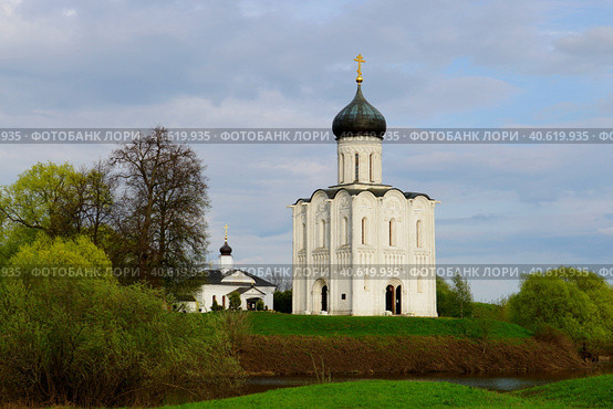 Церковь покрова на Нерли во Владимирской области. Редакционное фото, фотограф Максим Соколов / Фотобанк Лори
