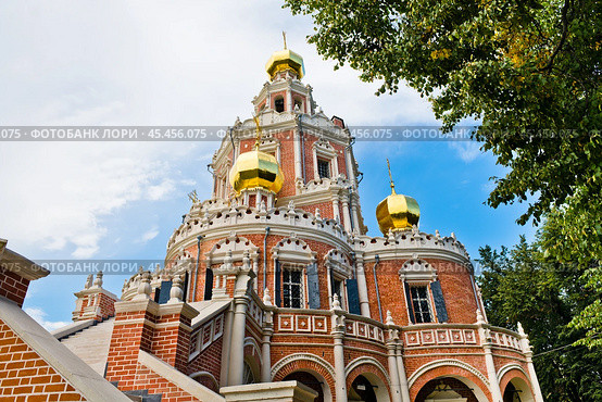 Церковь Покрова Пресвятой Богородицы в Филях. Лето. Москва. Россия (2024 год). Редакционное фото, фотограф E. O. / Фотобанк Лори