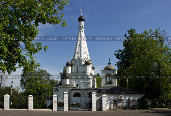 Церковь Покрова Пресвятой Богородицы в Медведкове. Москва (2020 год). Редакционное фото, фотограф Елена Орлова / Фотобанк Лори