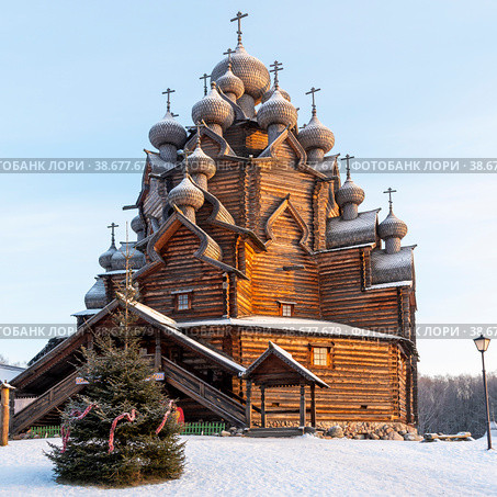 Церковь Покрова Пресвятой Богородицы в усадьбе Богословка. Ленинградская область (2021 год). Редакционное фото, фотограф Александр Щепин / Фотобанк Лори