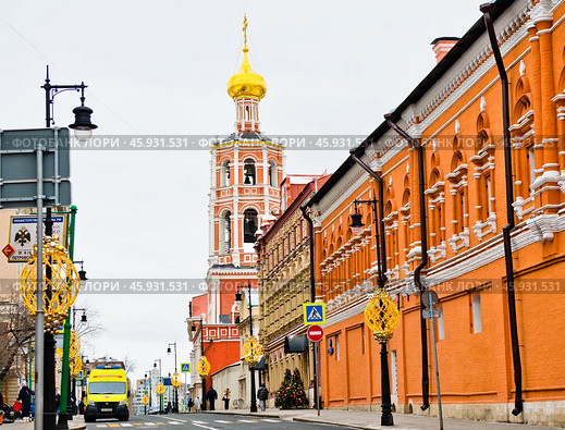 Церковь Покрова Пресвятой Богородицы Высоко-Петровского монастыря со стороны улицы Петровка. Зимний день. Москва. Редакционное фото, фотограф E. O. / Фотобанк Лори