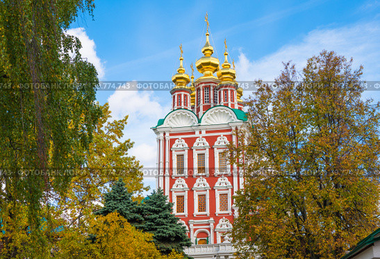 Церковь Спаса Преображения. Новодевичий монастырь. Осенний день. Москва. Россия (2022 год). Редакционное фото, фотограф E. O. / Фотобанк Лори